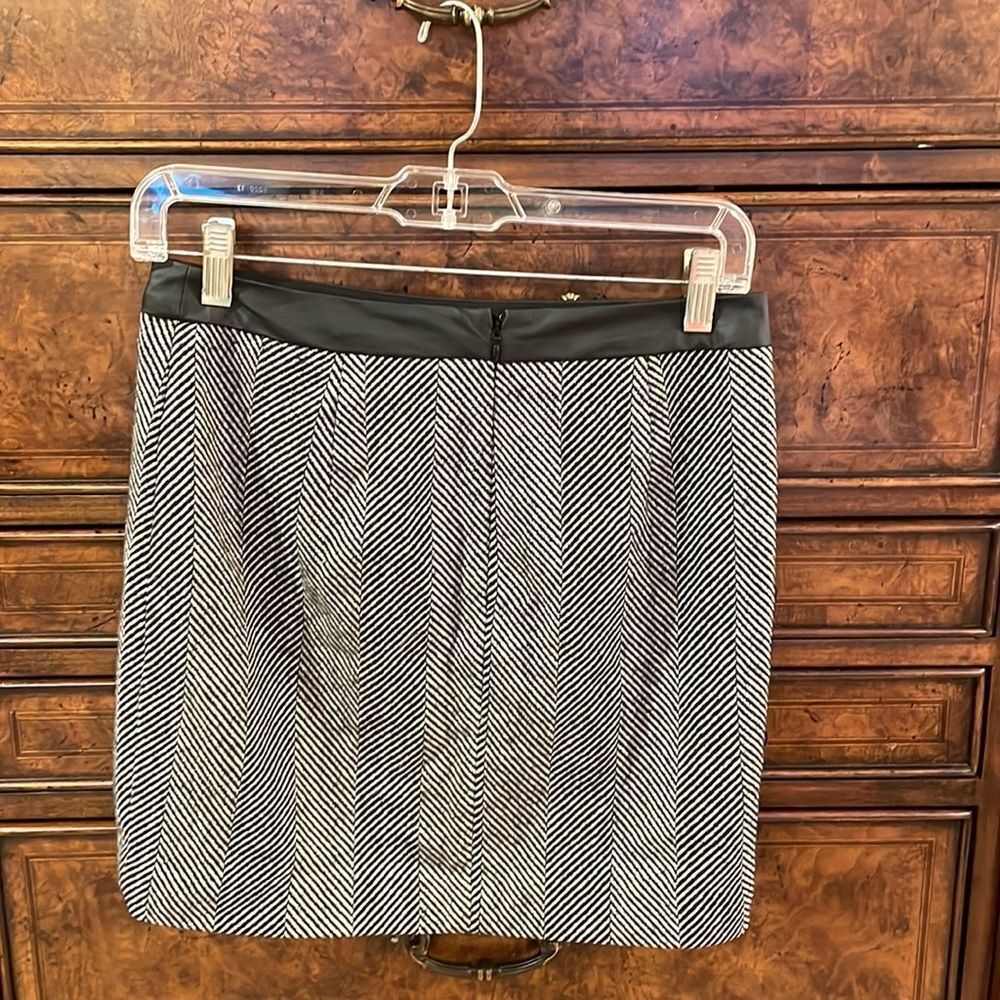 Banana Republic woman’s wool black and white skirt - Picture 3 of 13